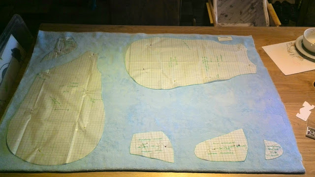 Zelfgetekend patroon uitgespreid op blauwe fleece voor babyslaapzakje