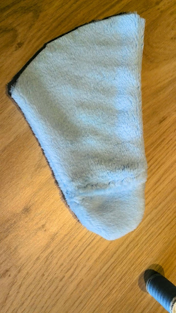 Eerste losse mouw van het babyslaapzakje in blauwe fleece