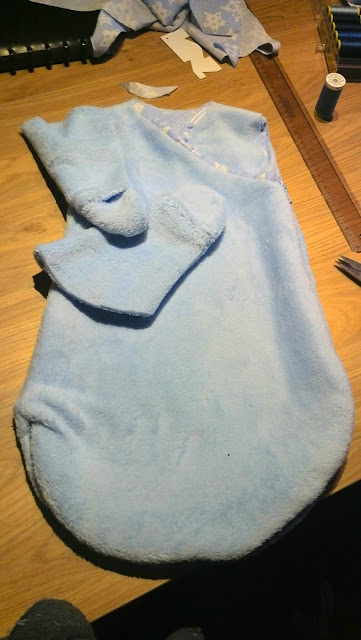 Babyslaapzakje bijna klaar — romp gesloten, mouwtjes nog apart