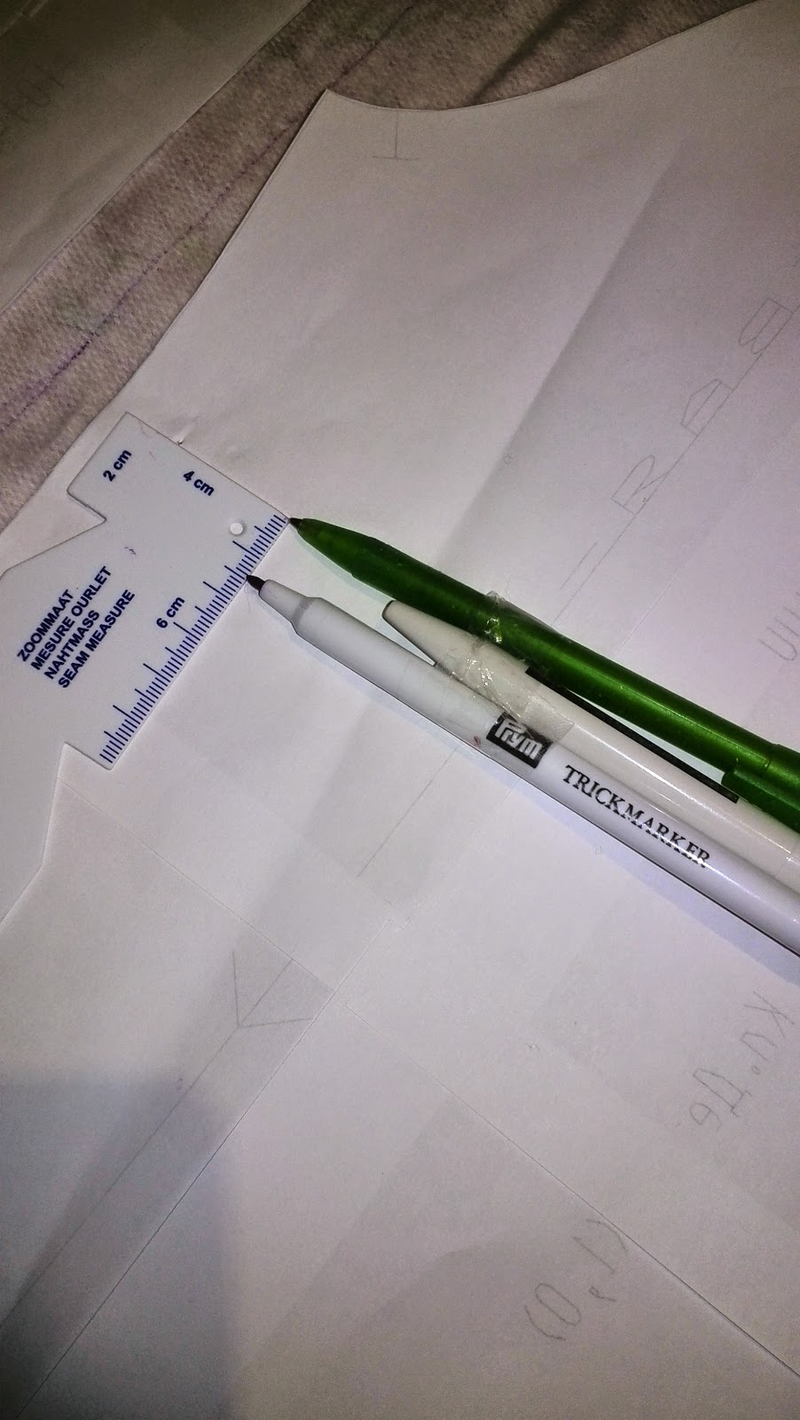 Prym Trickmarker et réglette de couture pour ajouter la marge au patron