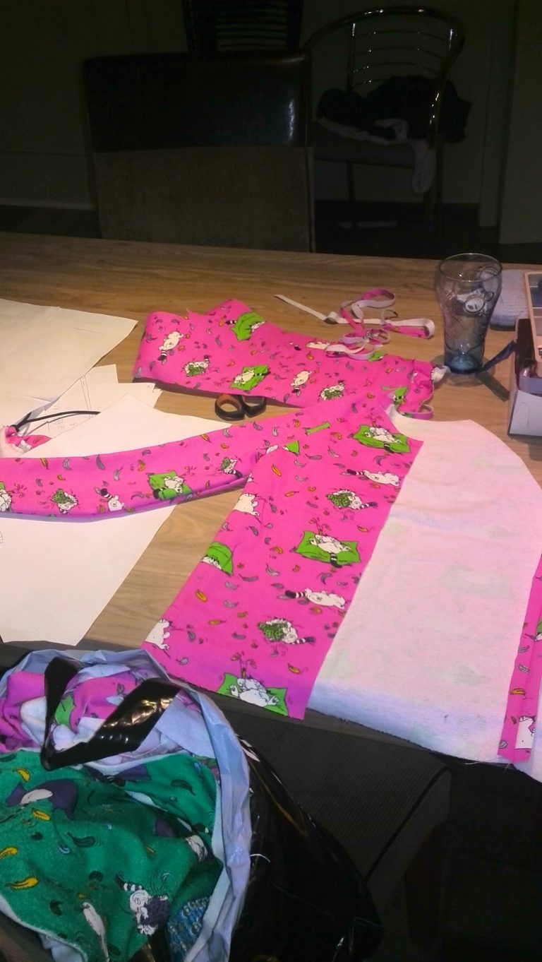 Stukken van de hoodie aaneengespeld, klaar om te naaien