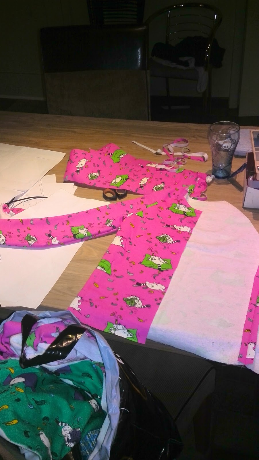 Stukken van de hoodie aaneengespeld, klaar om te naaien