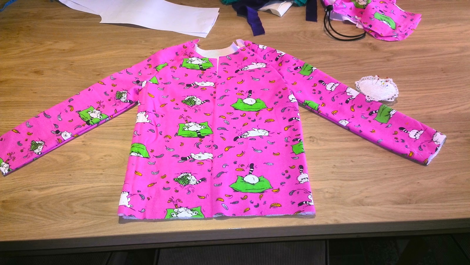 Hoodie bijna afgewerkt, plat neergelegd op tafel om te passen