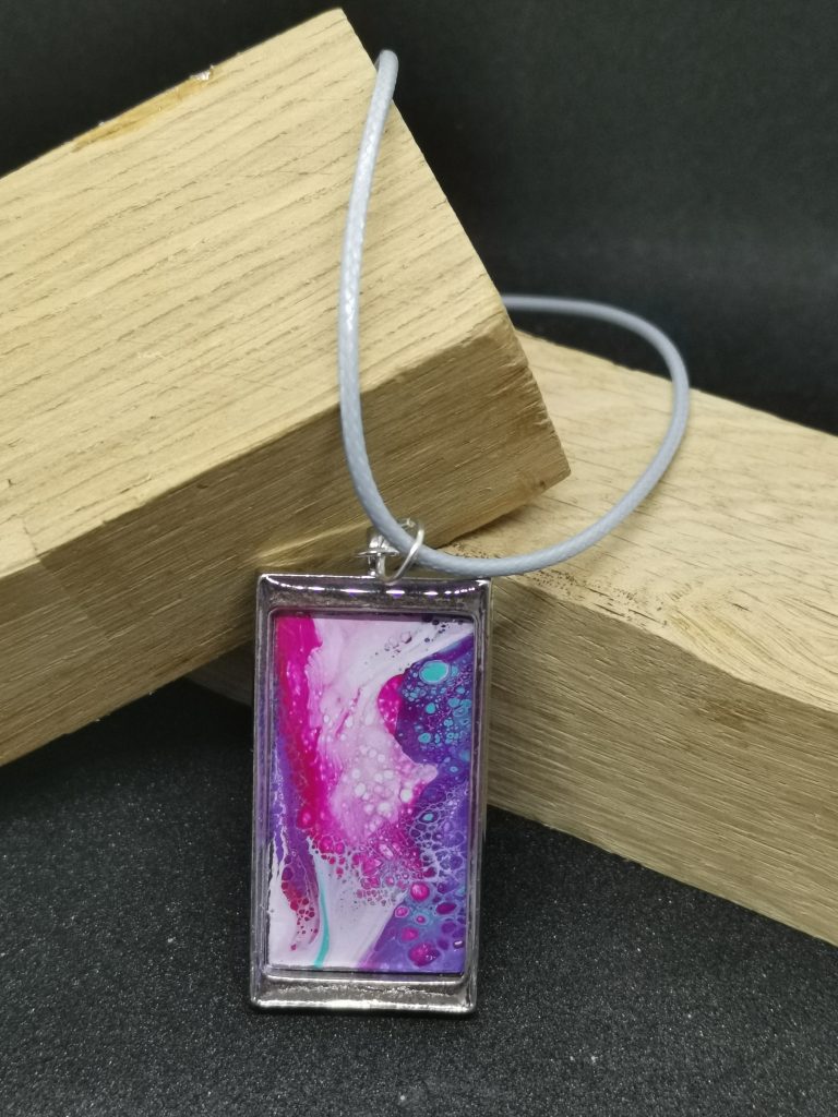 Afgewerkte fluid-art hanger op koord