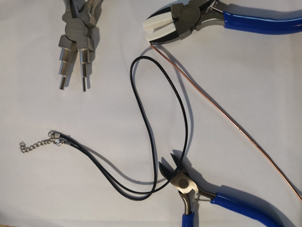 Benodigdheden met tangen koord en koperdraad