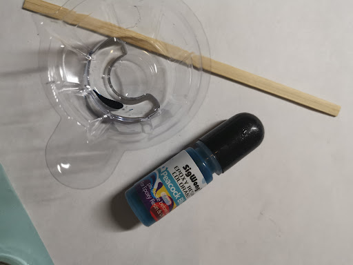 Blauwe resindye wordt gemengd in UV-resin