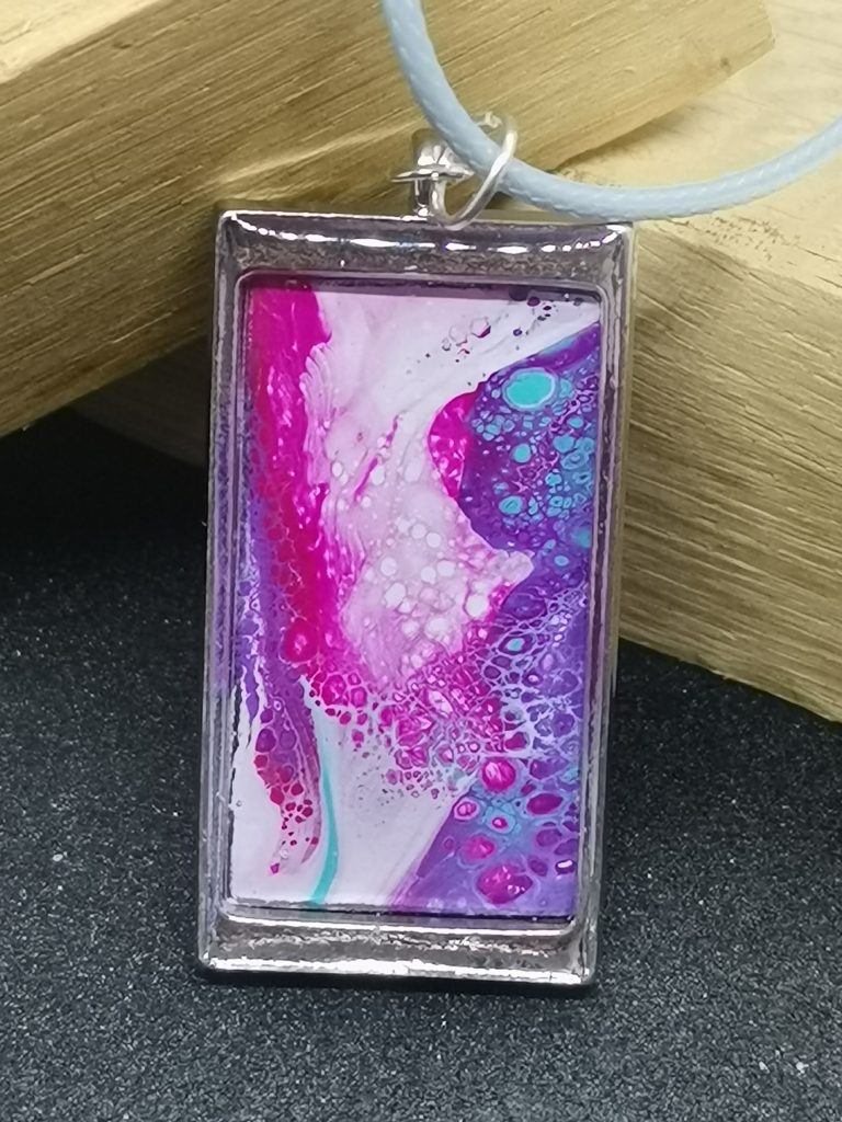 Close-up van afgewerkte fluid-art hanger