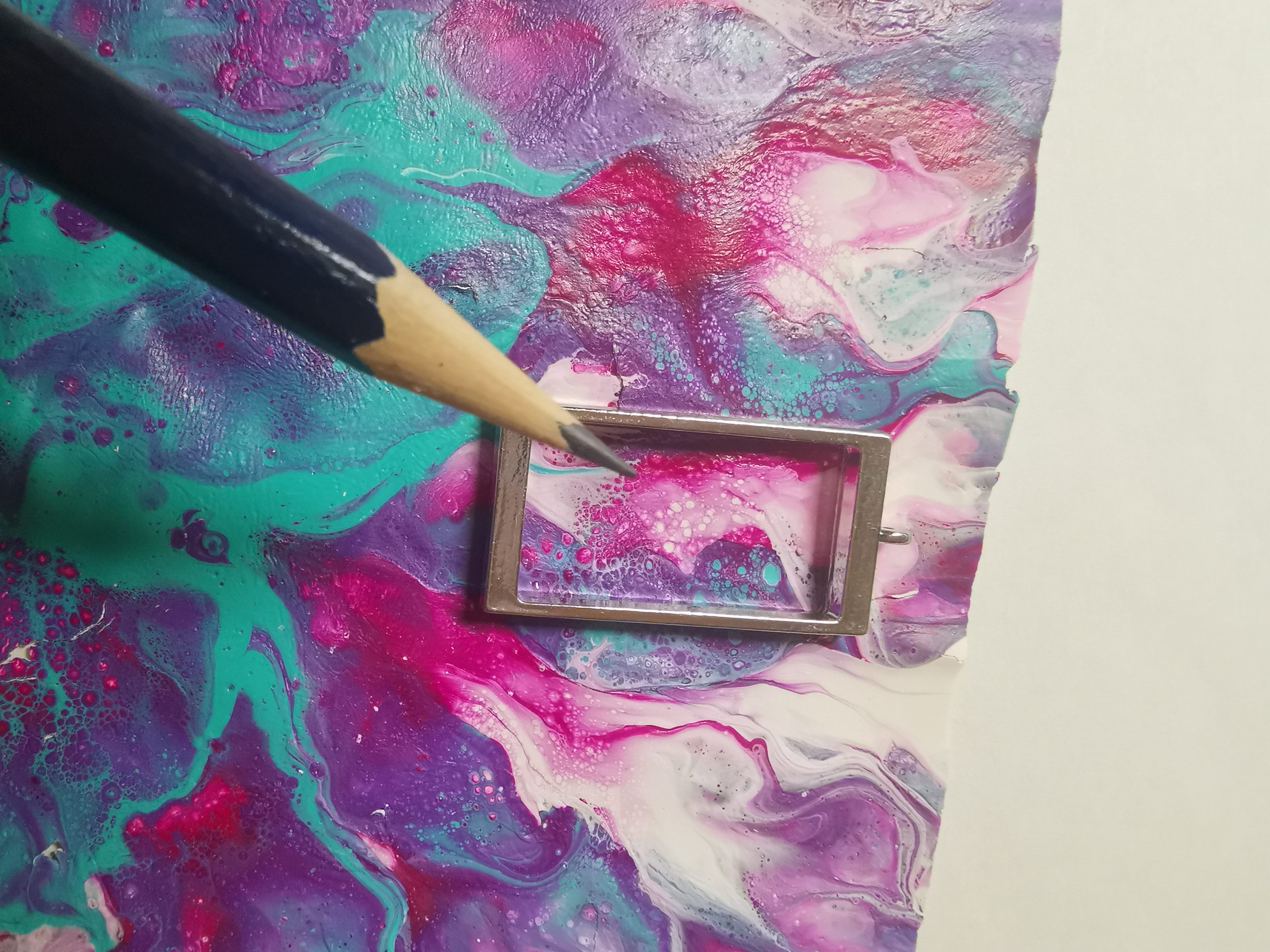 Choosing the pendant position on fluid-art sheet