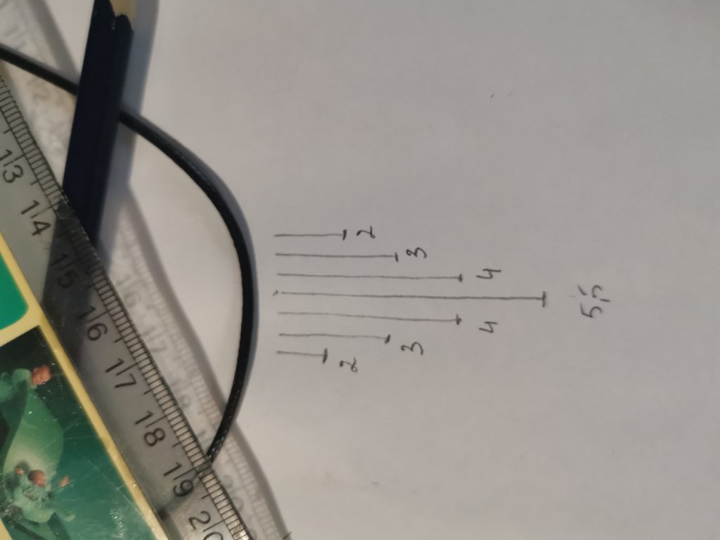 Draad opmeten met liniaal voor sieradenproject