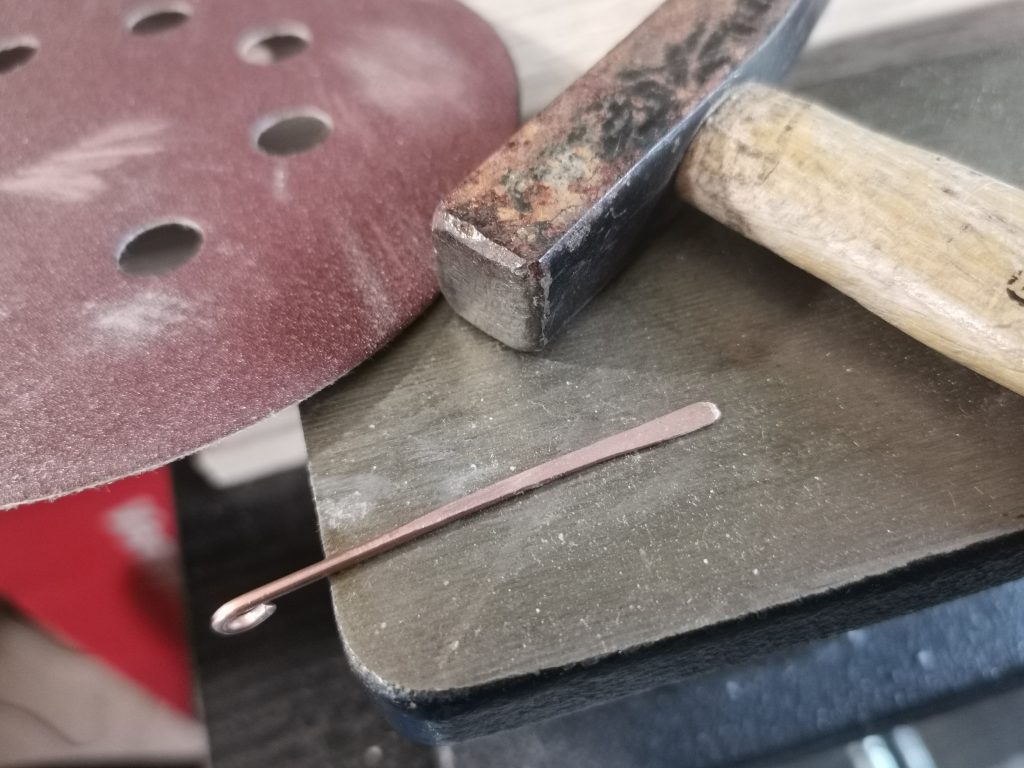 Draad hameren voor textuur en afwerking