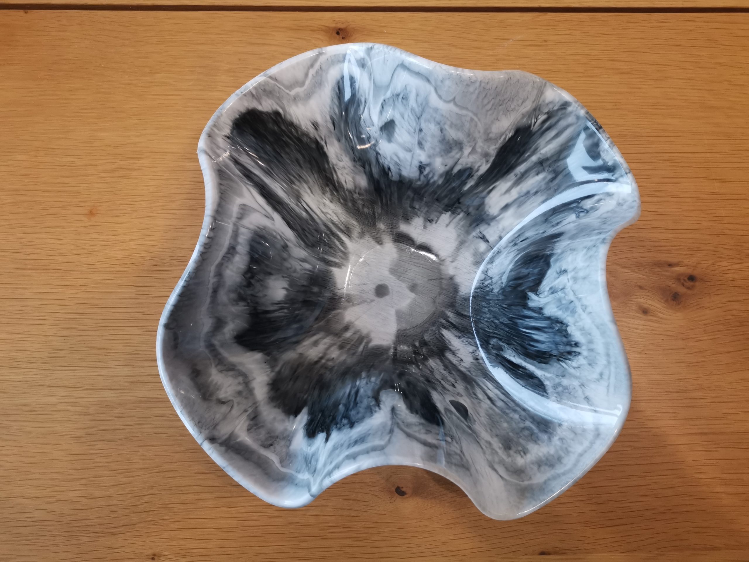 Organisch gevormde epoxy schaal in zwart en wit