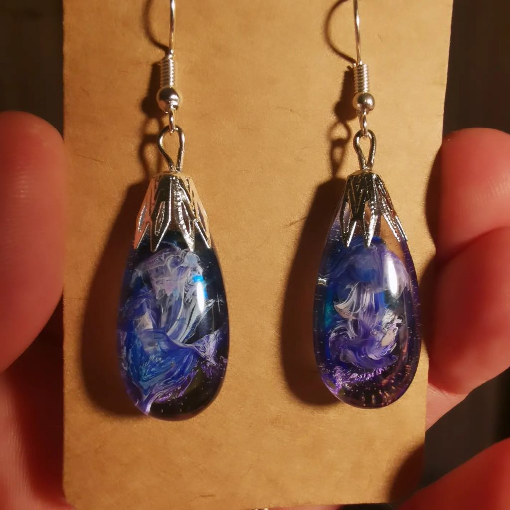 Epoxy oorbellen in blauw-paarse tinten