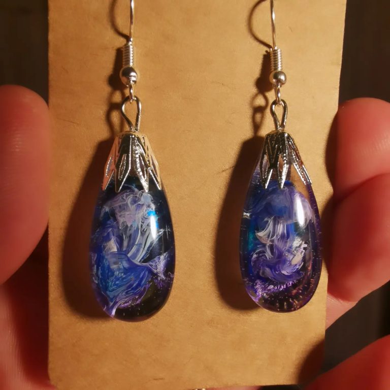 Epoxy oorbellen in blauw-paarse tinten