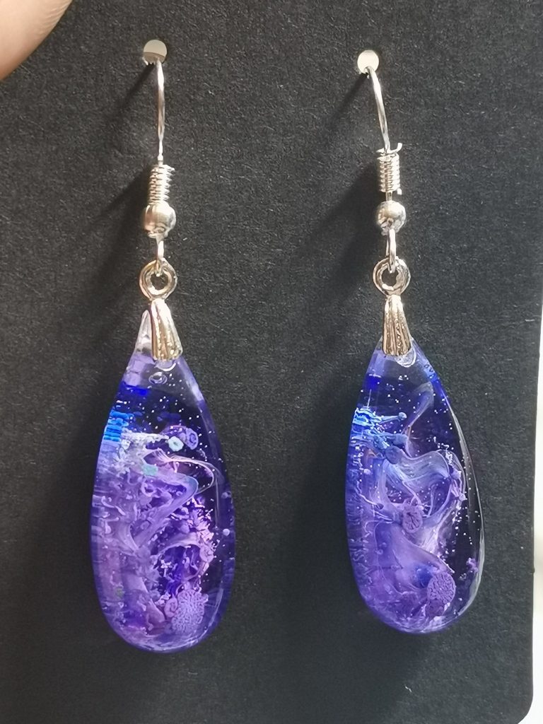 Paarse druppelvormige epoxy oorbellen