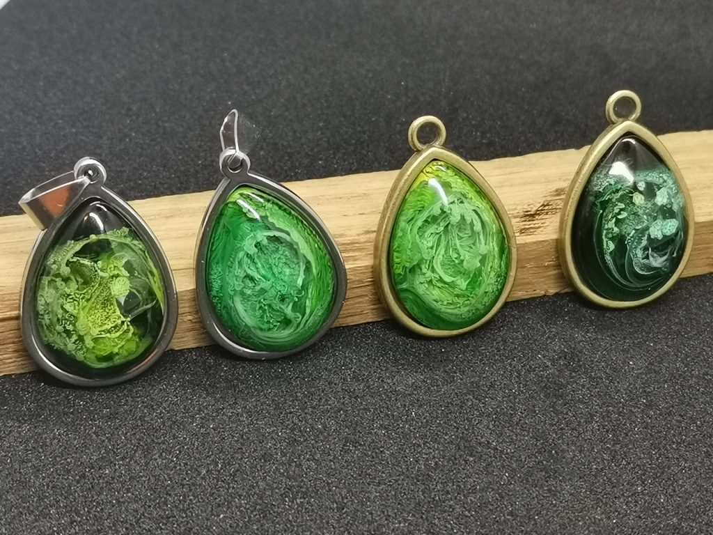 Groene epoxyhangers met heldere resin afwerking