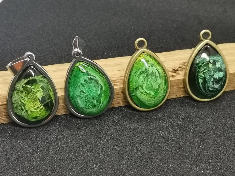 Groene epoxyhangers met heldere resin afwerking