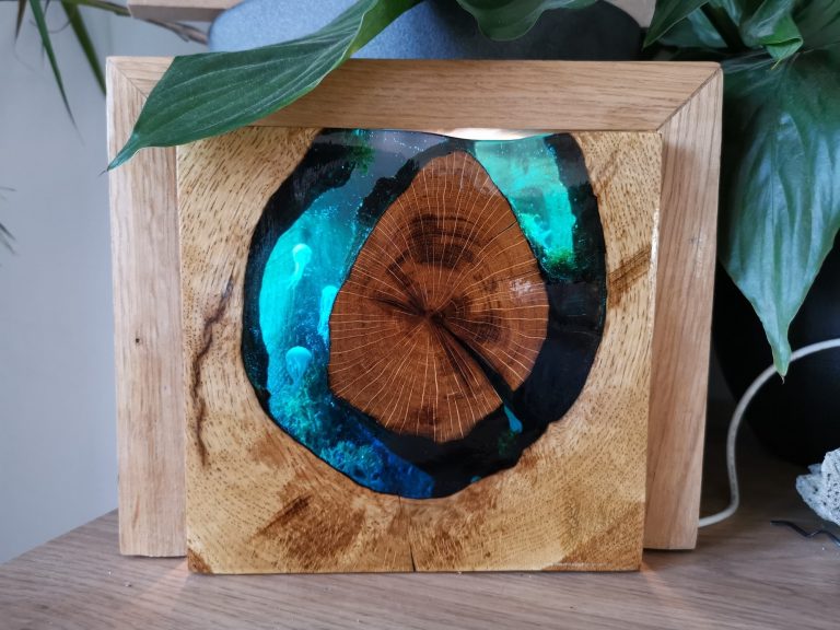 Handgemaakte harslamp in oceaanthema met turquoise resin en hout