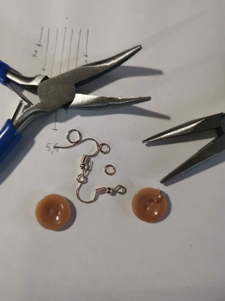 Materialen voor knoopoorbellen van oude knopen