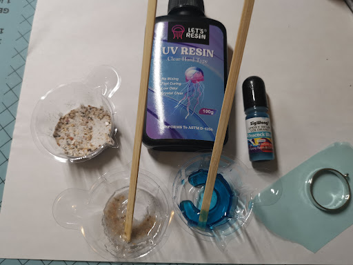 Materialen met UV-resin en blauwe resindye voor oceaanhanger