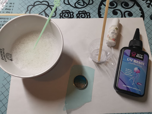 Materialen voor het vormen van golven met zeepsop, wit pigment en UV-resin