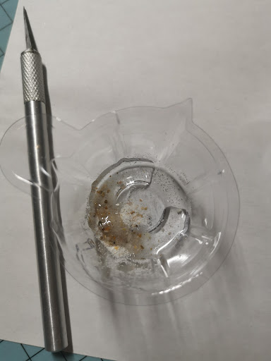 Mengbakje waarin UV-resin met zand wordt gemengd