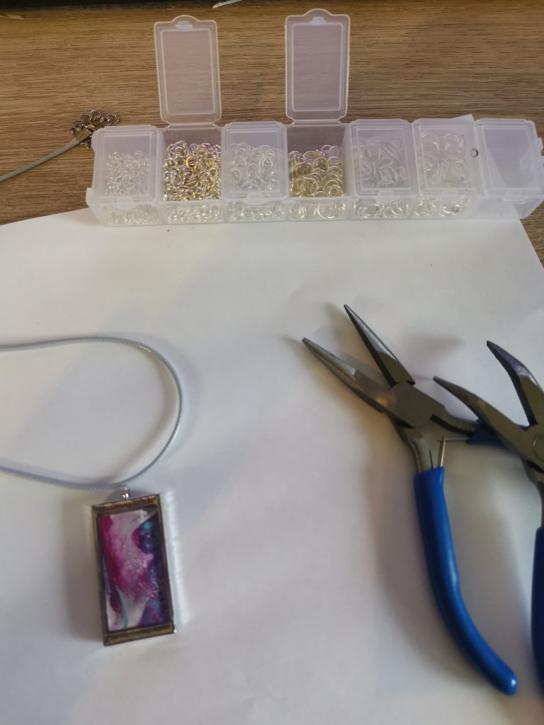 Montage van hanger met koord en gereedschap