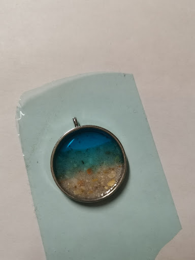 Hanger met basis van blauwe resin en zand