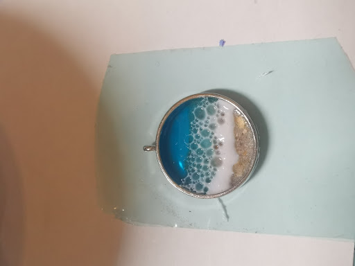 Oceaanhanger met zichtbaar cellen-effect in witte golf