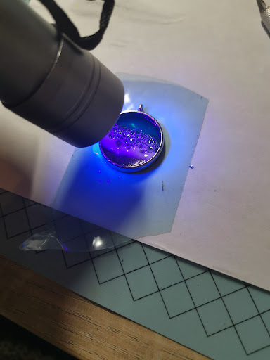 Oceaanhanger onder UV-lamp tijdens uitharden