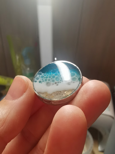 Afgewerkte oceaanhanger vastgehouden in de hand