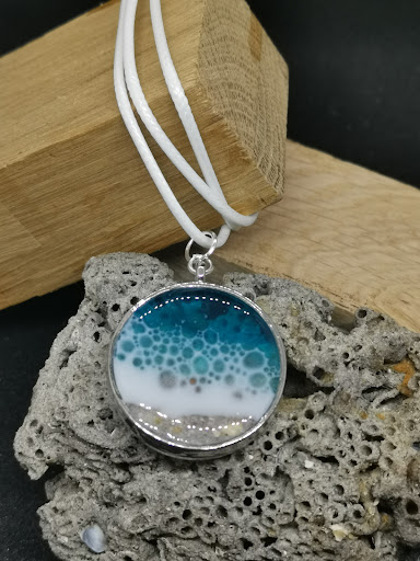 Afgewerkte oceaanhanger aan witte ketting