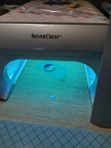 Oceaanhanger in UV-lamp tijdens resin uitharding