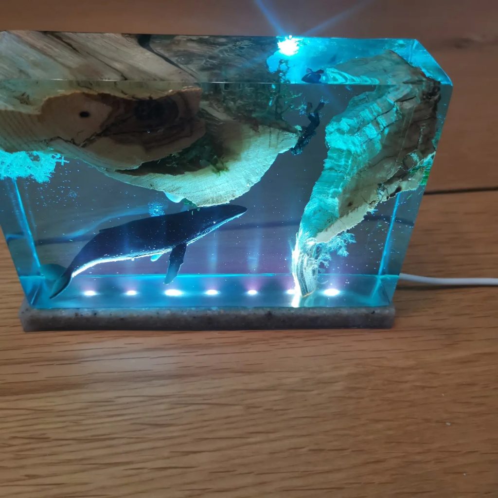 Ocean resin lamp met lagen epoxy in blauwe tinten
