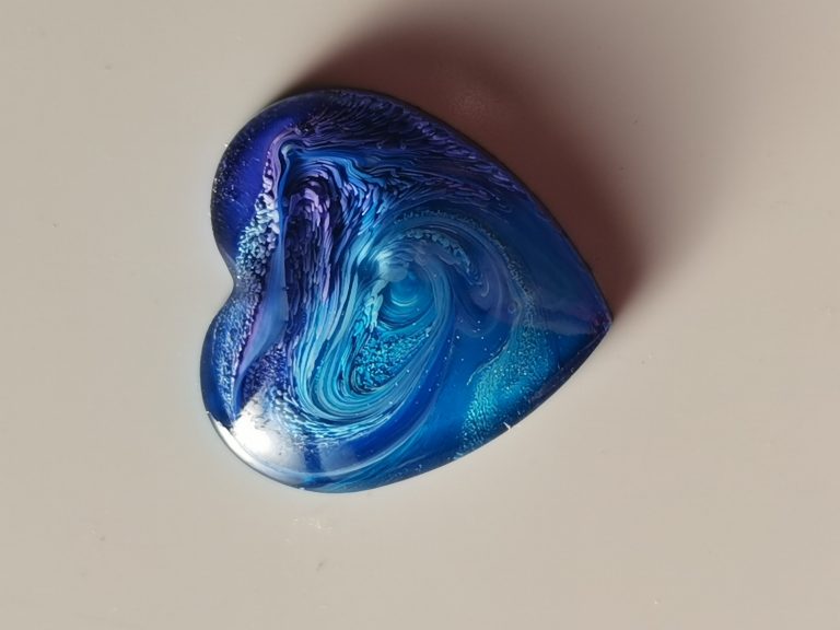 Heart-shaped petri cabochon in cobalt blue, turquoise and purple