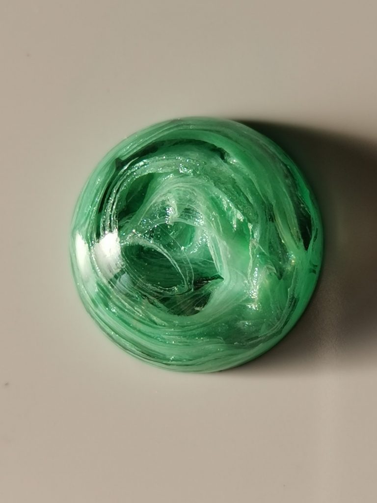 Round petri cabochon in mint green and white