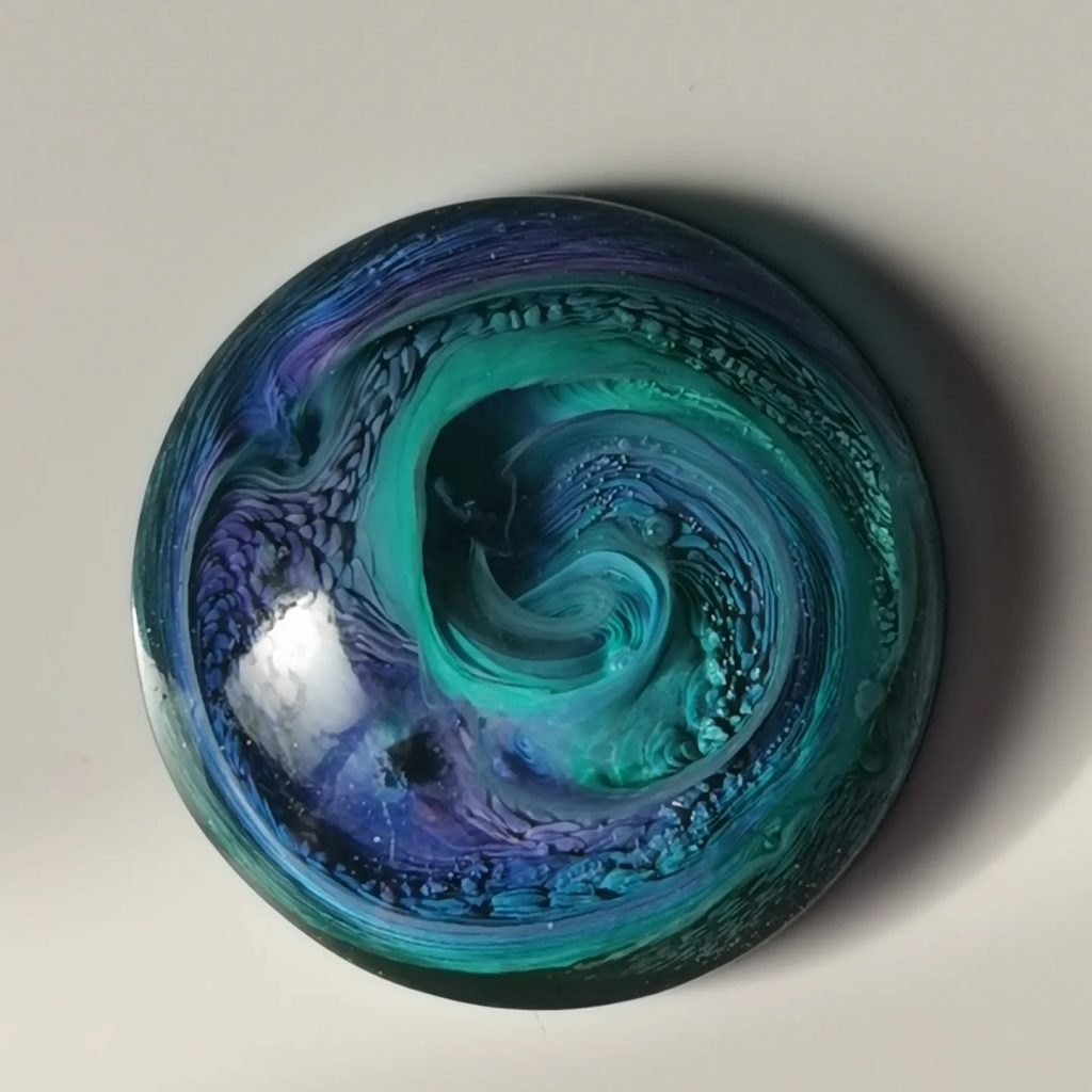 Close-up van ronde petri cabochon met turquoise, kobaltblauw en paars