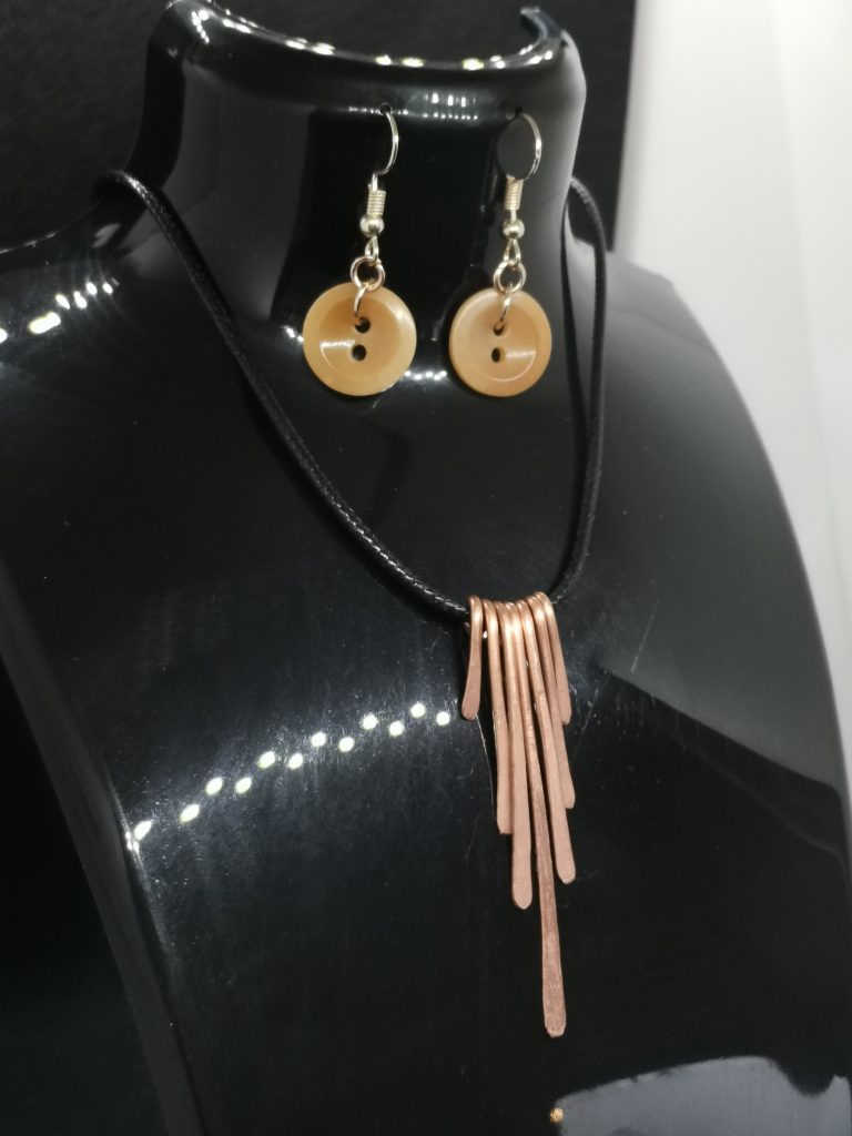 Zijaanzicht van upcycle sieradenset