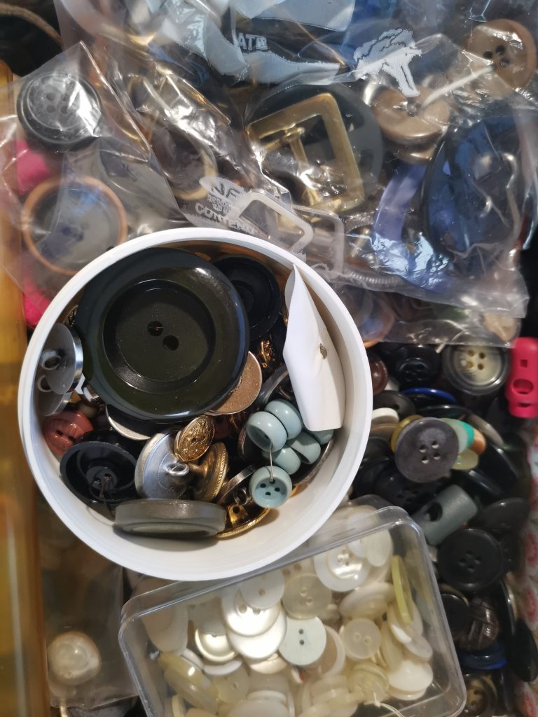 Overzicht van knopen en restmateriaal voor DIY sieraden