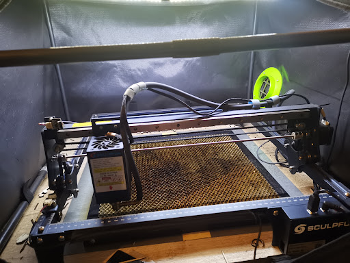 Detailopname van frame, bekabeling en aandrijving van de Sculpfun S30 Pro.