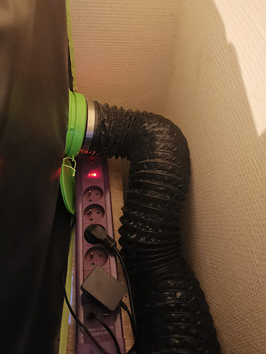 Tweede overzicht van de gesloten veiligheidsbehuizing van de Sculpfun S30 Pro.