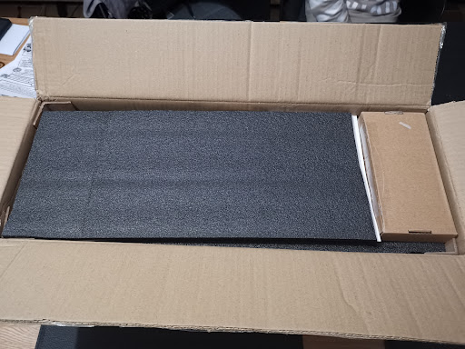 Eerste unboxingfoto van de Sculpfun S30 Pro met beschermende schuimverpakking in de doos.