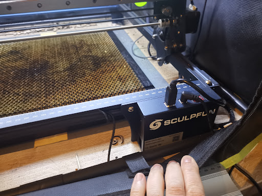 Tweede overzichtsfoto van de Sculpfun S30 Pro met focus op frame en werkbed.