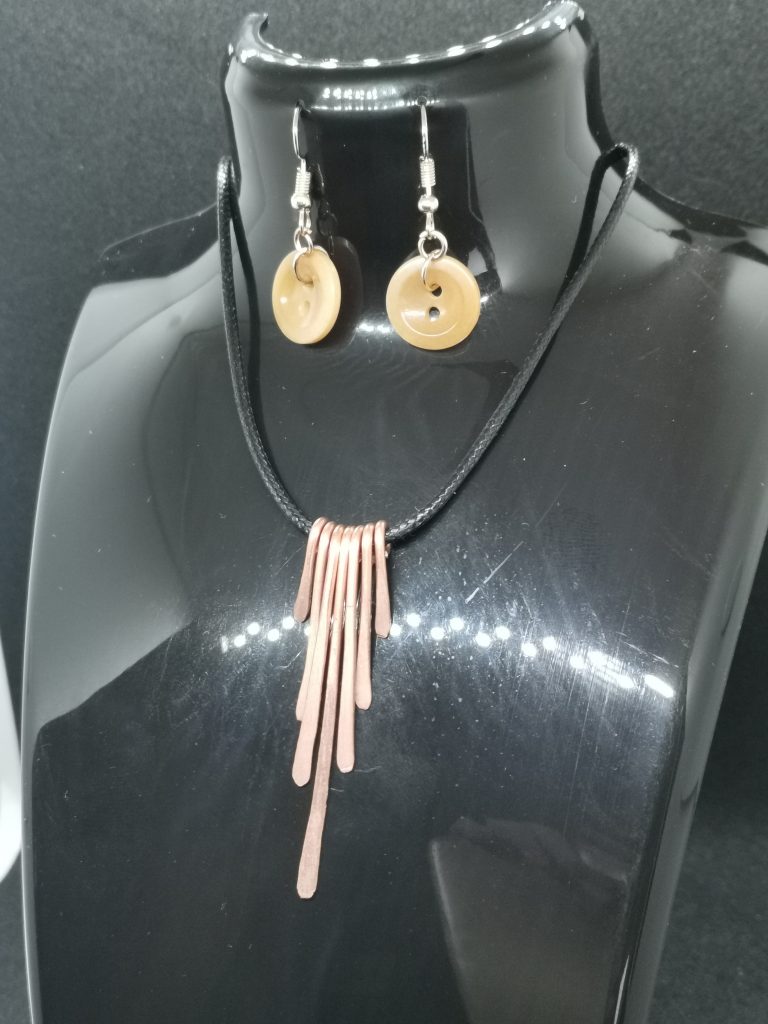 Set met ketting en knoopoorbellen uit restmateriaal