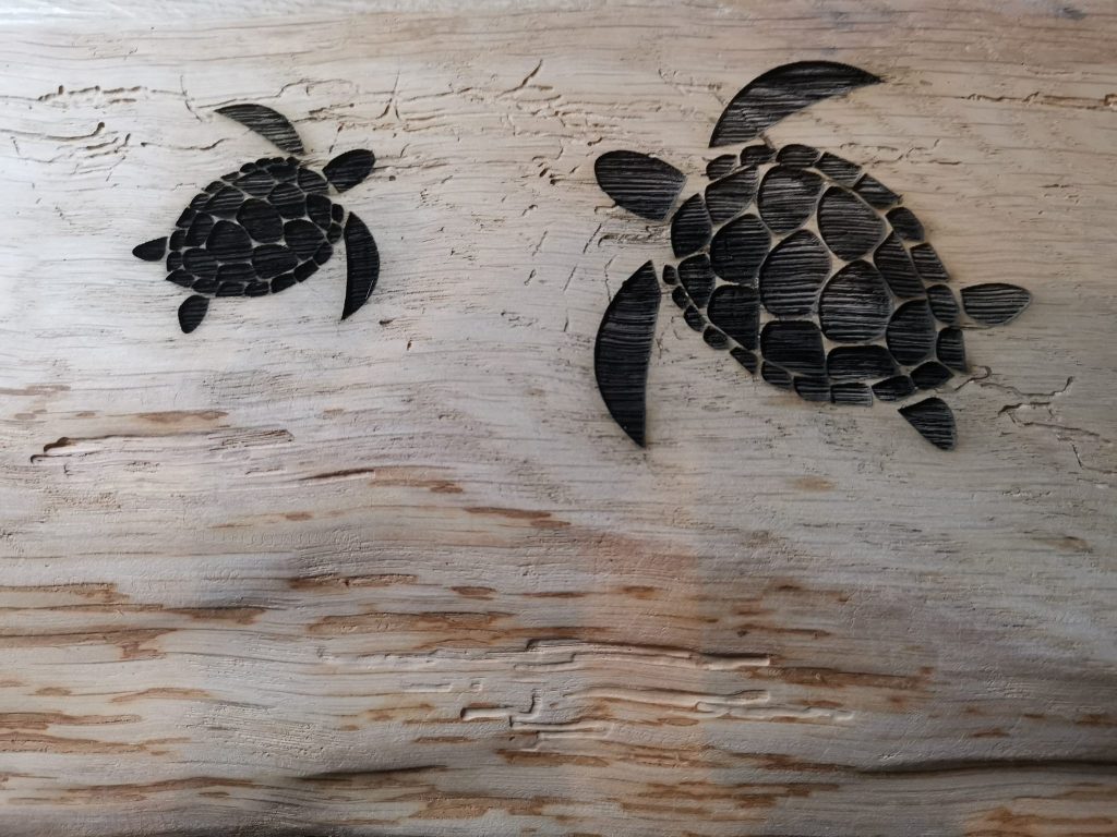 Tapasplank met lasergravure van grote en kleine schildpad, gegraveerd met Sculpfun S30 Pro Max.