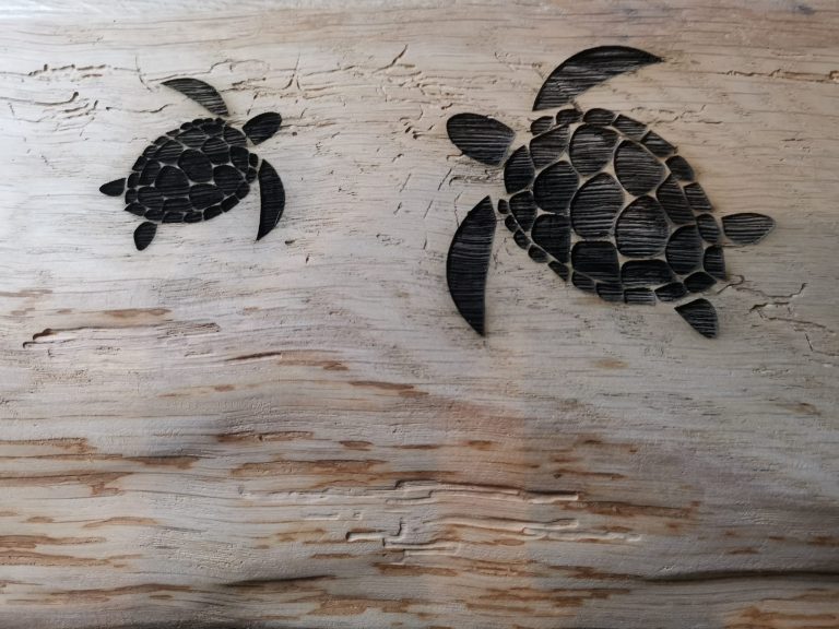 Tapasplank met lasergravure van grote en kleine schildpad, gegraveerd met Sculpfun S30 Pro Max.