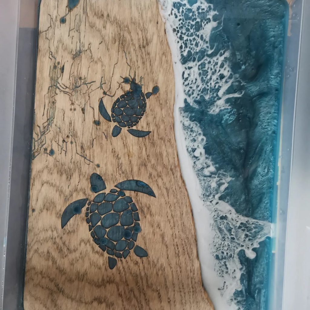 Tapasplank na opschuren waarbij gaten met epoxy worden bijgewerkt, als voorbereiding op het gieten van de golven.