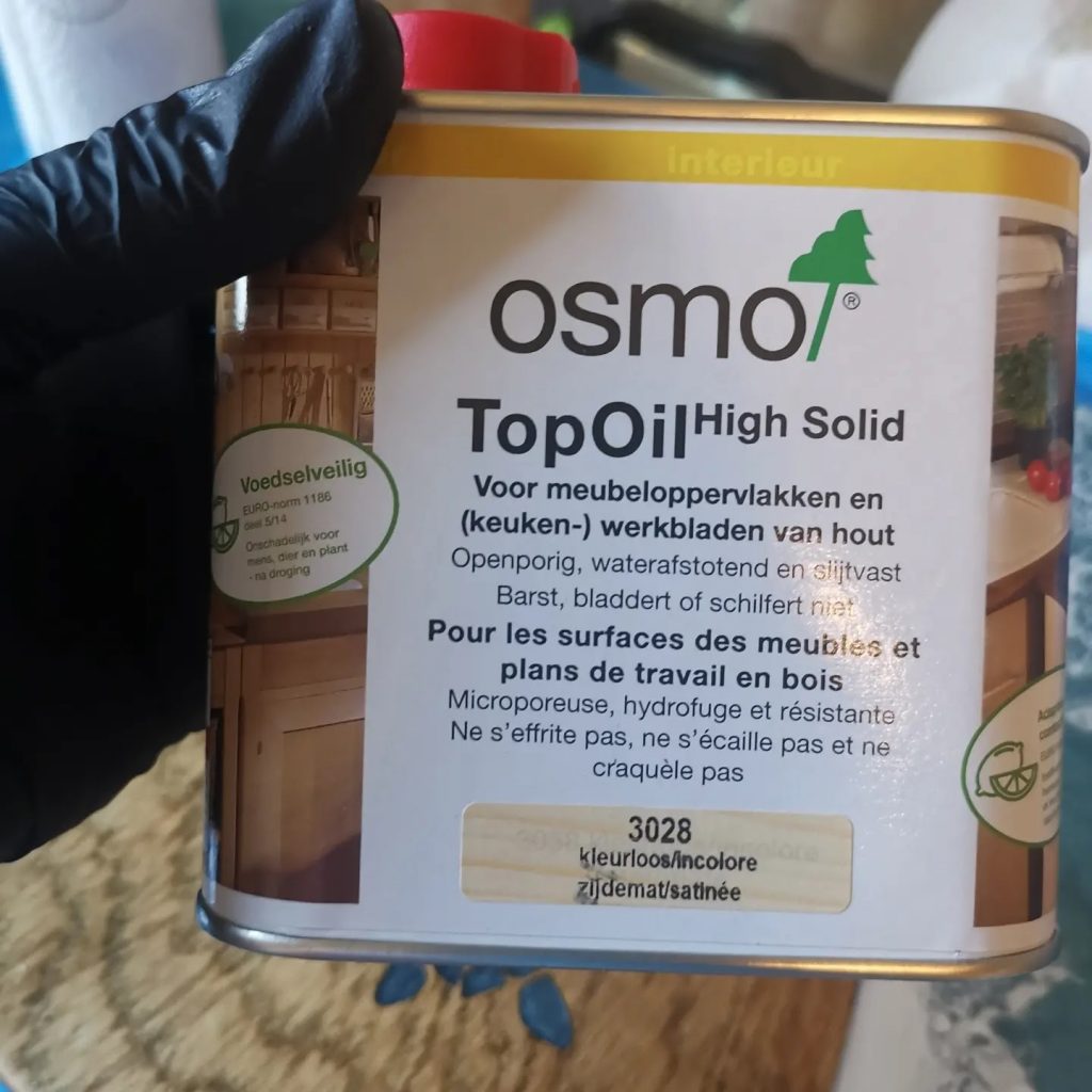 Blik Osmo TopOil foodsafe werkbladolie voor afwerking van houten tapasplank.
