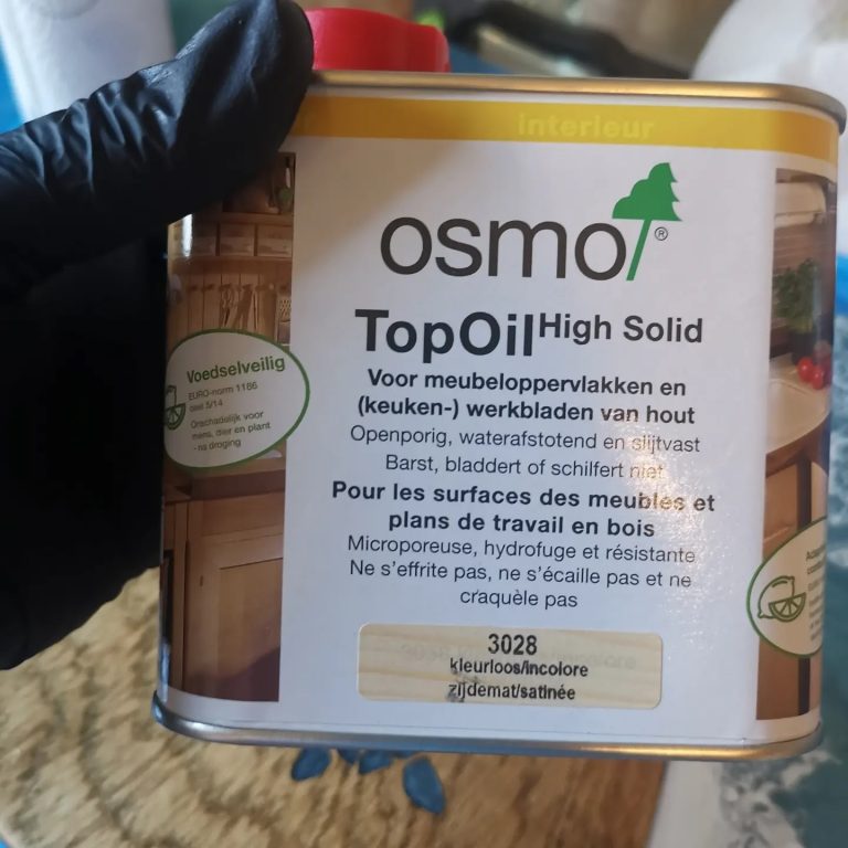 Blik Osmo TopOil foodsafe werkbladolie voor afwerking van houten tapasplank.