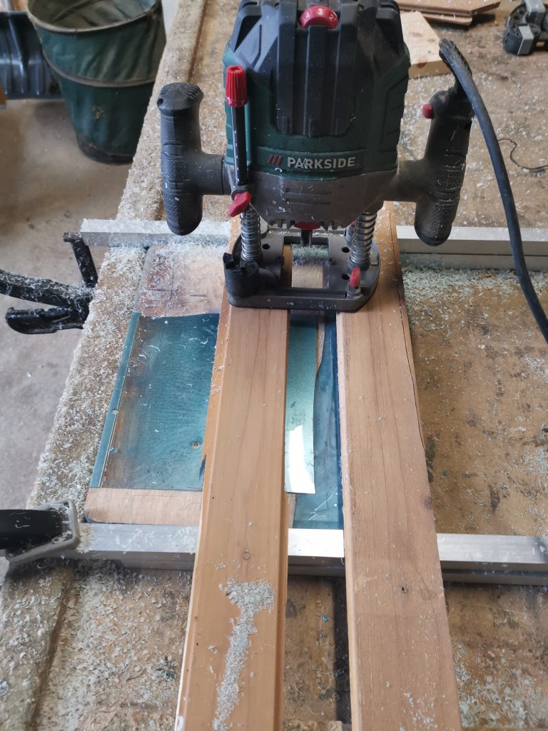 Wegfrezen van overtollige epoxy op tapasplank met bovenfrees.