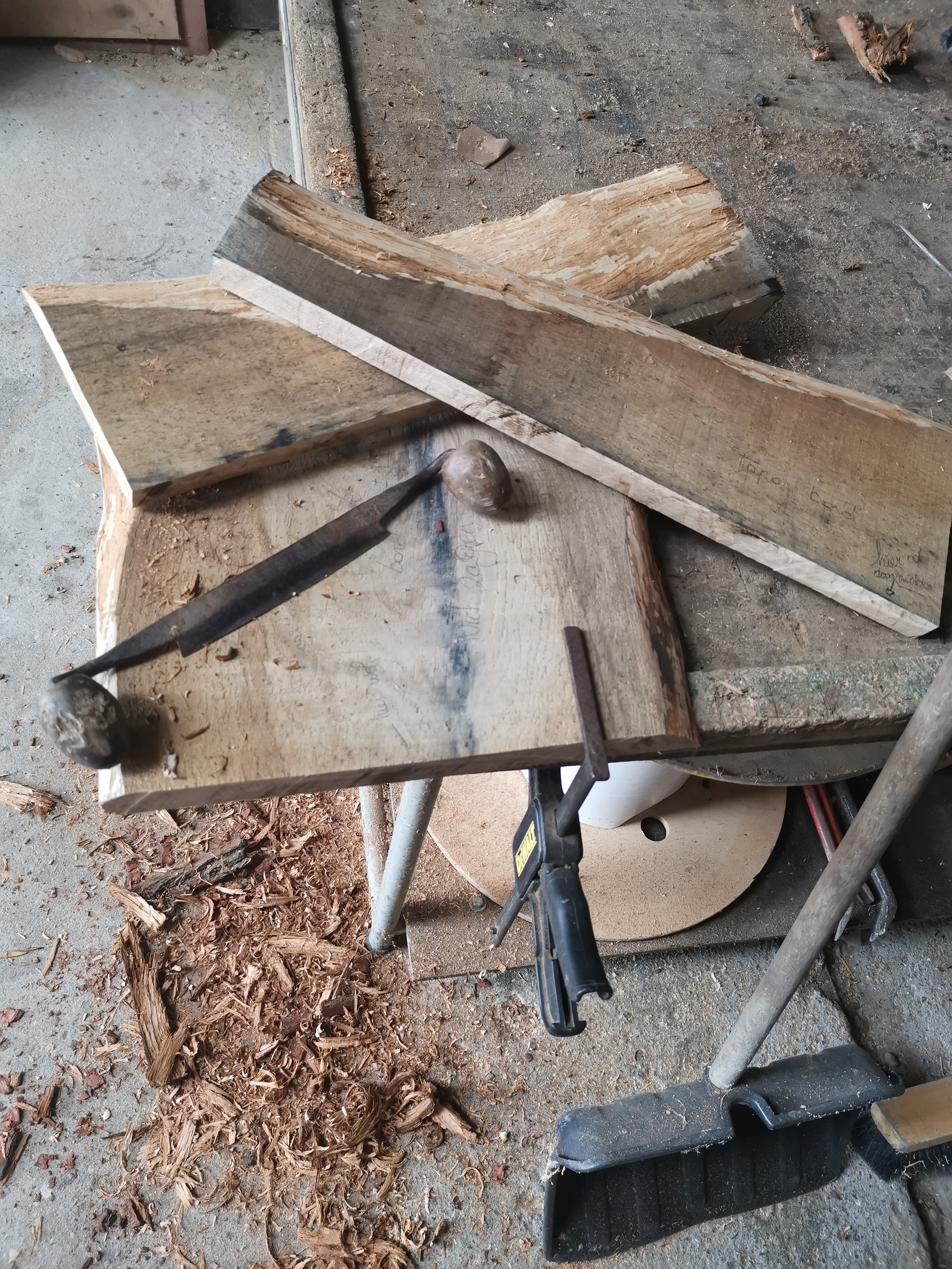 Ruw hout ontschorsen